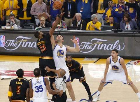 12 de junio. NBA | Kevin Durant con 39 puntos lideró el ataque ganador de los Warriors de Golden State que se impusieron por 129-120 a los Cavaliers de Cleveland en el quinto partido de las Finales de la NBA y se proclamaron nuevos campeones.