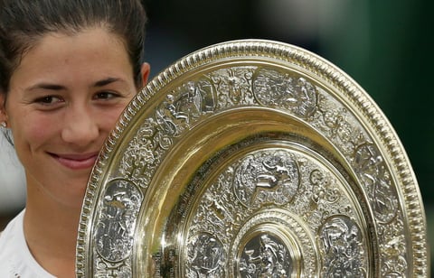 15 de julio. Tenis | La tenista española Garbiñe Muguruza conquistó su segundo Grand Slam en su carrera al coronarse en Wimbledon, tras derrotar en la final a la estadounidense Venus Williams.