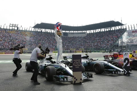 29 de octubre. F1 | A Lewis Hamilton le bastó el noveno lugar del Gran Premio de México para amarrar su cuarta corona de Fórmula Uno. Max