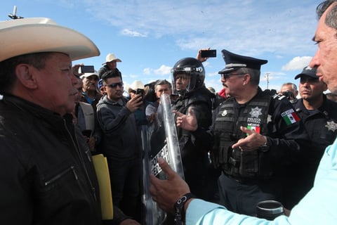 "Hoy no haremos nada, nosotros nos retiramos por hoy, pero platiquen con las autoridades y lleguen a un acuerdo", dijo el Comisariado de la Policía Federal Rafael Carreón Garrido.