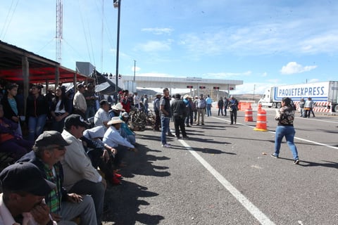 Afortunadamente la cordura llegó a ambos lados y el comisariado federal les dio un plazo de 15 minutos a los ejidatarios para ponerse de acuerdo y nombrar a una comitiva y llevarlos a dialogar, incluso les dijo que si acudían a platicar con las autoridades él se comprometía a que, independientemente de los acuerdos logrados, no habría desalojo, al menos no por ese día jueves.