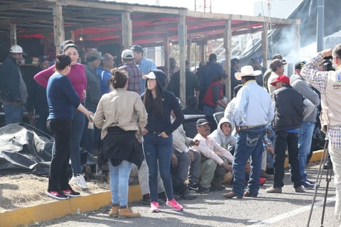 Por cerca de dos minutos los ánimos se caldearon, gritos y empujones por todos lados. Los ejidatarios que estaban más retirados de inmediato corrieron hacia el grupo para defender a sus compañeros, lo mismo hicieron los antimotines que estaban a más de 100 metros de distancia.