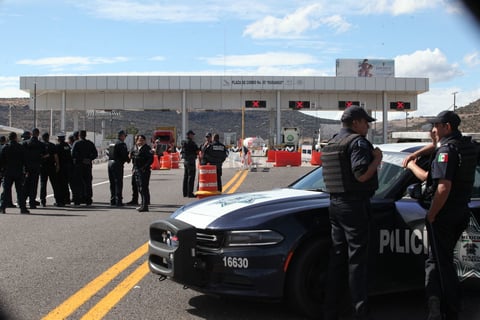 Esto provocó que los uniformados que escoltaban al comisariado federal se avalanzaran junto con él pero para contenerlo y esto provocó que uno de los policías federales aventara a una  mujer.