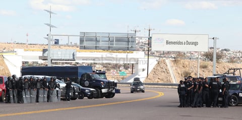 Durante el diálogo de aproximadamente 10 minutos entre los ejidatarios y el comisariado de la federal, una persona estuvo hostigando al jefe policíaco quien en varias ocasiones le pidió guardar silencio hasta llegar un momento en que el propio comisario Carreón Garrido se abalanzó contra el manifestante.