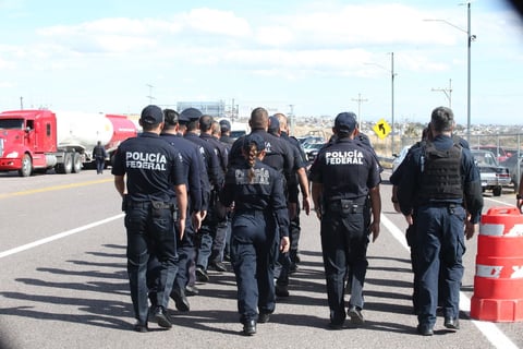 Los ejidatarios, desde que vieron llegar los antimotines solicitaron ayuda a los integrantes de los demás ejidos que se habían retirado a sus casas por lo que poco a poco empezó a llegar gente de Cieneguitas y El Pino, que son los más cercanos.