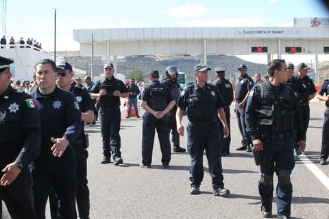 La policía federal y los antimotines llegaron alrededor del medio día con toda la intensión de proceder al desalojo de los ejidatarios de la primera caseta tomada desde la mañana del sábado 9 de diciembre.