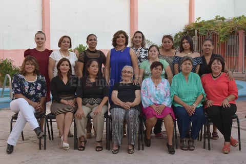 23122017 La novia con algunas de sus invitadas.