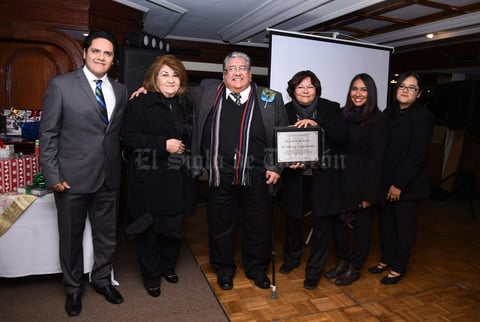 24122017 Reconocimiento al Dr. Francisco Núñez González, acompañado de su familia: Carmen Núñez, Paquita Herrera, Orlando Pérez, Alejandra Núñez y Sofía Núñez.