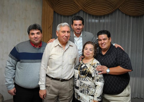 24122017 BODAS DE ORO.  Gustavo Núñez y Martha de la Fuente de Núñez con sus hijos.