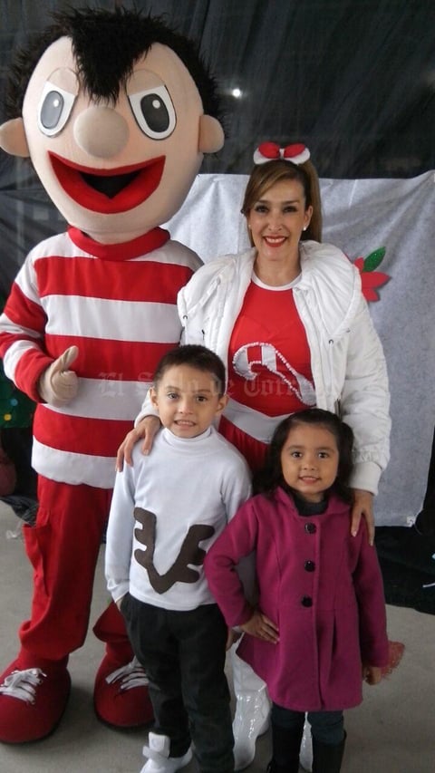 24122017 CELEBRAN LA NAVIDAD.  Santiaguito y Ximenita López Hernández con Bely y Beto.