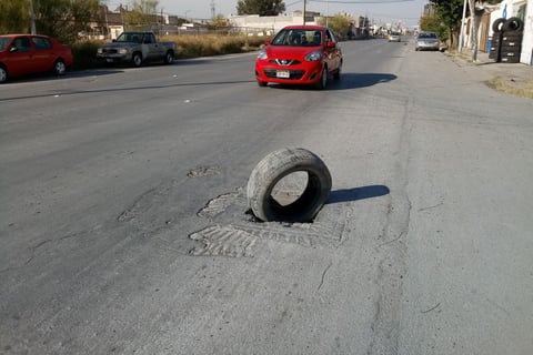 En la calle Isaac Newton y Vasconcelos, de la colonia Provitec también desapareció la tapa.