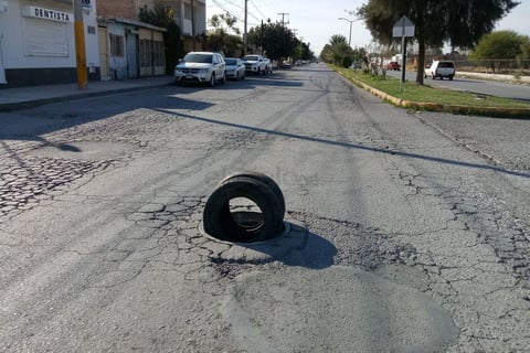 Uno de los hoyos que más amenaza a los conductores de vehículos se ubica en Allende y calle Bahía de Ballenas en la colonia Nueva California.