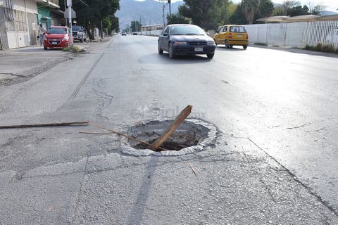 La alcantarilla de Instituto Tecnológico de La Laguna y privada Tercera tiene meses sin arreglo, según vecinos del sector.
