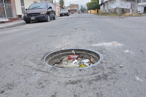 En la colonia Arenal, entre calles 16 de Septiembre y Villanueva, la tapa de alcantarilla lleva casi un año sin ser reemplazada.