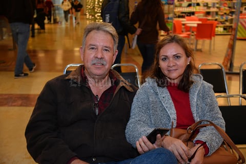 27122017 EN EL MALL.  Ricardo León y señora.
