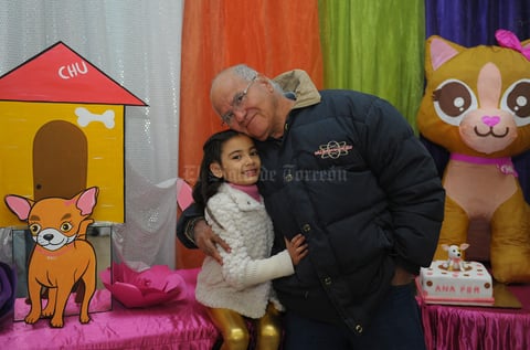 Con su abuelito, Manuel Armendáriz