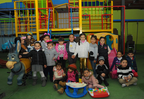 Con sus amiguitos