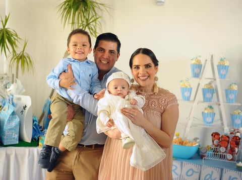 Rodrigo Alfonso con sus papás, Gabriela Elena Escudero Rendón y Germán Castañeda Orduña, y su hermano, Germán