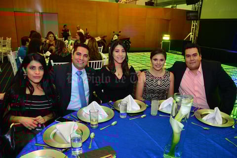 28122017 POSAN PARA LA FOTO.  Wendy, Abraham, Abigaíl, Lorena y Jorge.