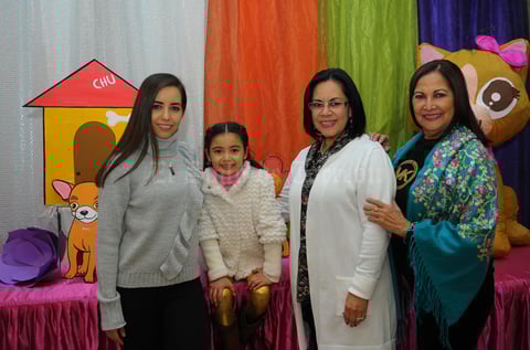 28122017 CELEBRA SIETE AñOS.  Ana Fer Armendáriz del Valle con su mamá, Ana Paty del Valle Palacios, y sus abuelitas, Rosy Armendáriz y Patricia Palacios.
