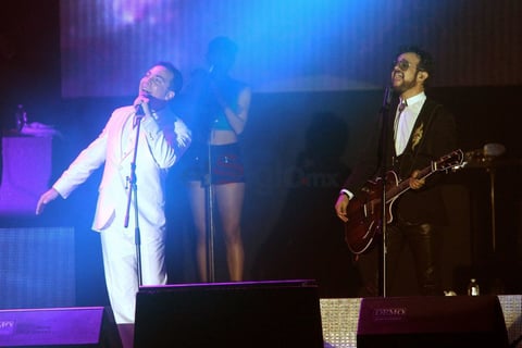 15 de octubre. Cristian Castro y Aleks Syntek | Los interpretes de Tan Cerquita, tema que grabaron en La Laguna, se presentaron muy alegres en el Coliseo Centenario.