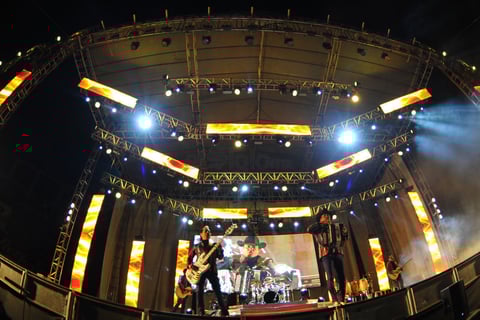 28 de octubre. Los Tigres del Norte  | Hicieron cantar y bailar a sus fans que se dieron cita en el Estadio Revolución de Torreón, Coahuila.