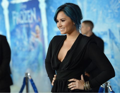 Demi en la alfombra de Frozen donde interpretó el tema de Let it go.
