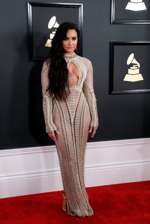 Demi en la alfombra roja de los 59° edición de los Grammys.