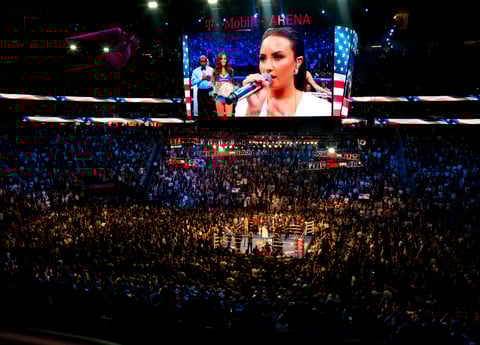 Demi entonó el himno estadounidense en la pelea de Conor McGregor y el boxeador estadounidense Floyd Mayweather.