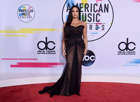 La actriz hace presencia en los AMA's.