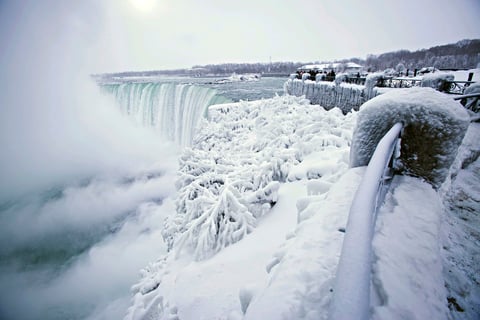 Las Cataratas del Niágara, ubicadas en la frontera entre Canadá y Estados Unidos, amanecieron congeladas este jueves.