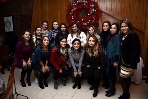 30122017 Sofía García acompañada de sus amigas.
