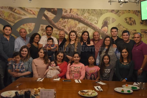 31122017 CELEBRA SU CUMPLEAñOS.  Adriana Tavizón con sus hijos: Arturo, Diana y Marcela, y toda su familia.