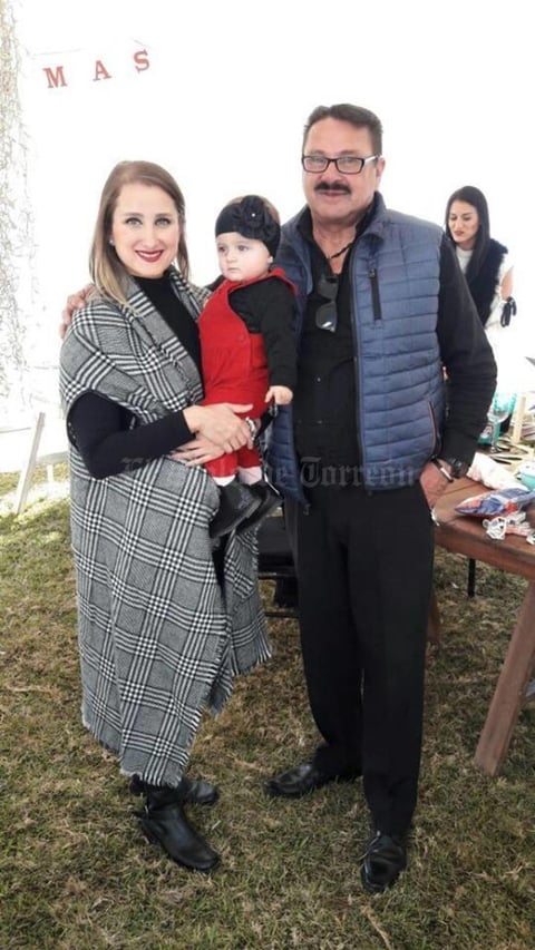 31122017 EN FAMILIA.  Pepe con su hija, Vania, y su nieta, Julia, en fiesta decembrina.