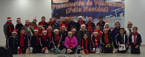 03012018 LA FOTO DEL RECUERDO.  Alumnos de conocido plantel educativo de la región interpretaron lindos villancicos.