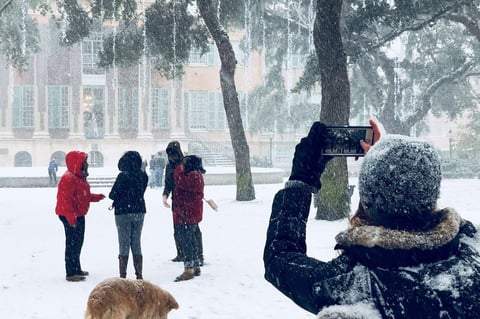 También hay quien disfruta el inusual clima.