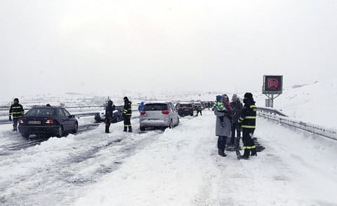 No obstante, numerosos automovilistas denunciaron en Twitter falta de información, el "desastre" vivido y un "caos absoluto" por falta de quitanieves.