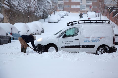 Además, la nieve impide o dificulta la circulación en Asturias, Cantabria, La Rioja, Salamanca o Soria, entre otras.
