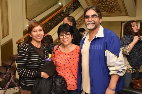 08012018 POSAN PARA LA FOTO.  Margarita, Pily y Jorge.