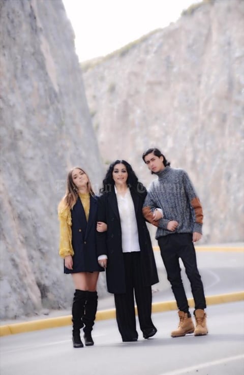 07012018 EN FAMILIA.  Alejandra R. de la Peña con sus hijos, Hugoalexi y Elexa.