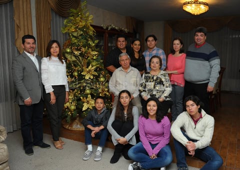 07012018 BODAS DE ORO.  Gustavo Núñez y Martha de la Fuente de Núñez celebraron 50 años de feliz matrimonio acompañados de sus hijos: Luis Gustavo, Dora Alicia, Eduardo, Mary, Manuel y Sandra, nietos e hijos políticos.