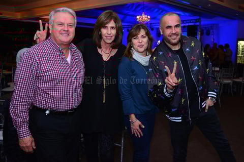 Enrique, Cecilia y Blanca Sonia con el reconocido diseñador lagunero, Ricardo Seco