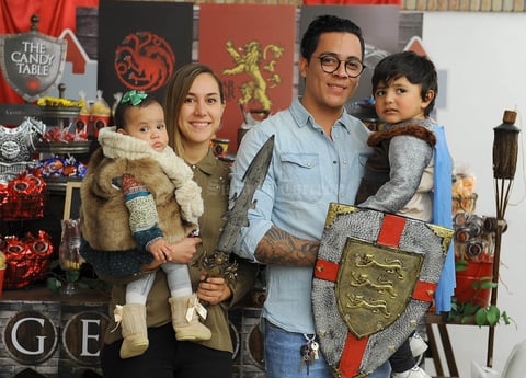 Luis Gerardo con sus papás, Gerardo y Virginia, y su hermanita, Bárbara