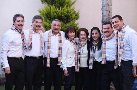 Chela con sus hijos Luis, Javier, Enrique, Laura, Iveth, Jorge y Mony