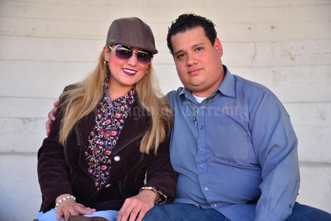 10012018 EN LOS TOROS.  Jacqueline y Raymundo.