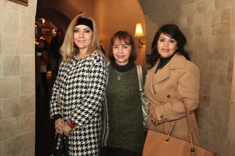 Aurora Fragoso, Estela García y Flor Flores de Corral.