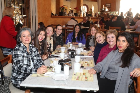 Amigas disfrutan de un rica desayuno.
