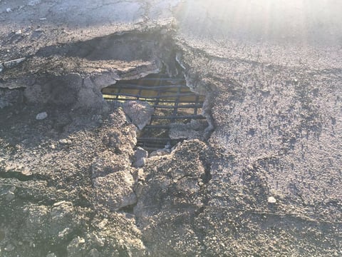 La supercarretera presentó daños por el incendio de la pipa.