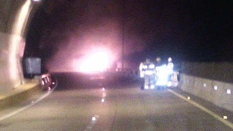 Bomberos de la ciudad de Mazatlán acudieron hasta el lugar y cerraron el tramo para atender el siniestro.