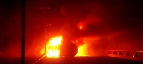 De acuerdo a la Dirección Municipal de Protección Civil (PC) fue a las 23 horas de ayer en el kilómetro 162+500 donde un tractocamión, que transportaba 68 mil litros de diésel, se desprende su segundo tanque lo que provocó el incendio de 44 mil litros del combustible.